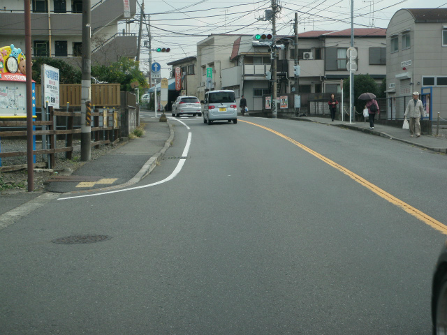 立野台バス停前