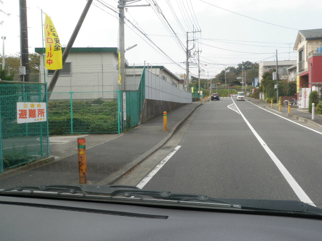 立野台小学校入口前