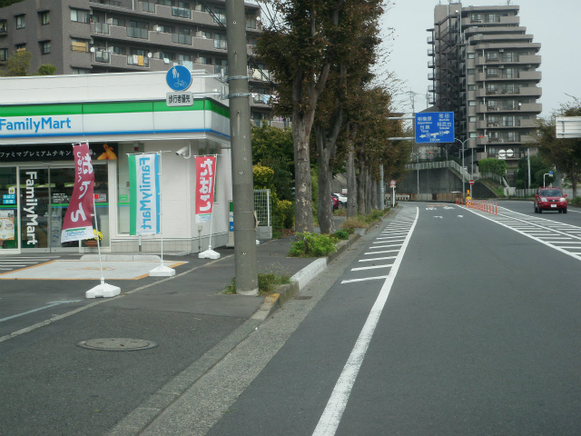ファミリーマート入谷店前