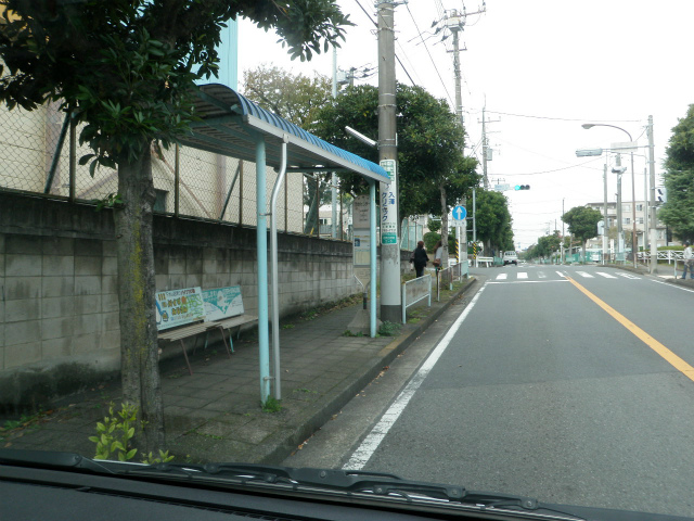 団地センター前バス停前