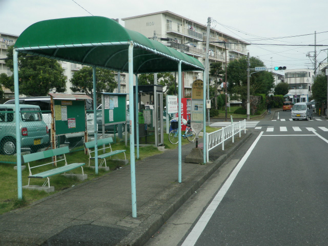 団地東バス停前